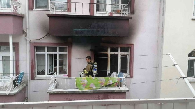 Evin Mutfağında Çıkan Yangın Hasara Yol Açtı