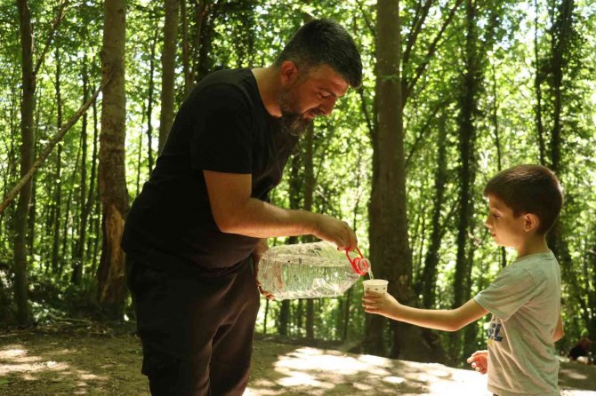 Bu Su İçin Kuyruğa Giriyorlar