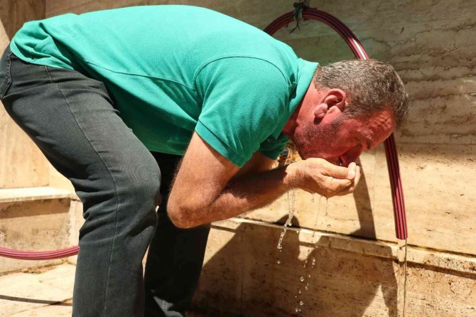 Bu Su İçin Kuyruğa Giriyorlar