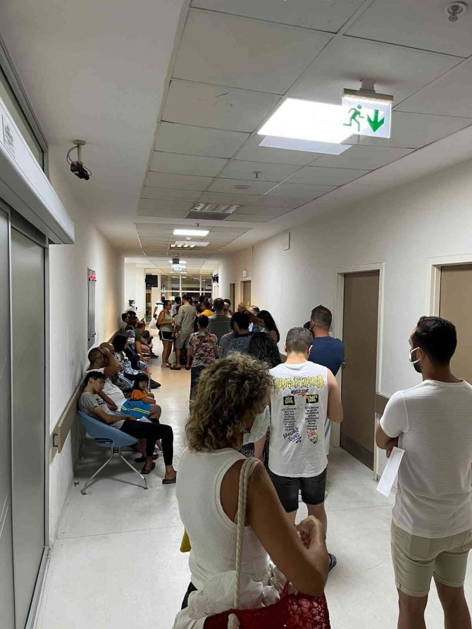 Kuşadası’nda Bayram’da Hastanede Uzun Kuyruklar Oluştu