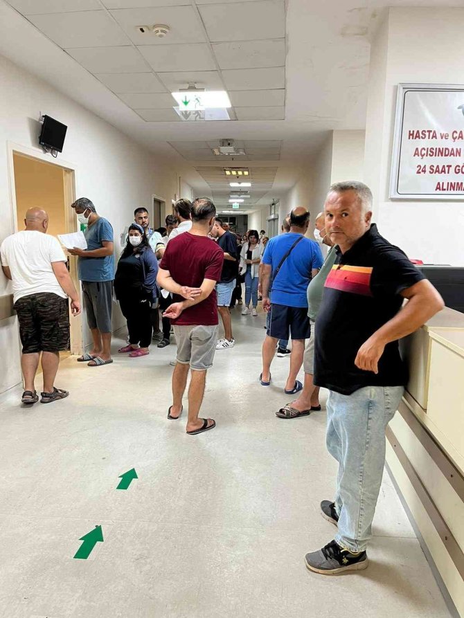 Kuşadası’nda Bayram’da Hastanede Uzun Kuyruklar Oluştu