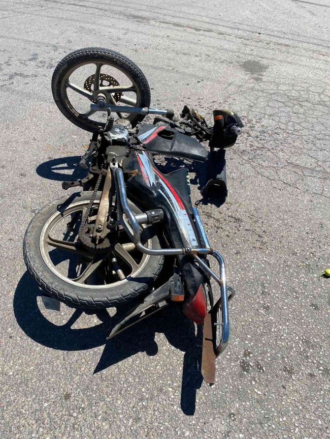 Manyas’ta Otomobil İle Motosiklet Çarpıştı