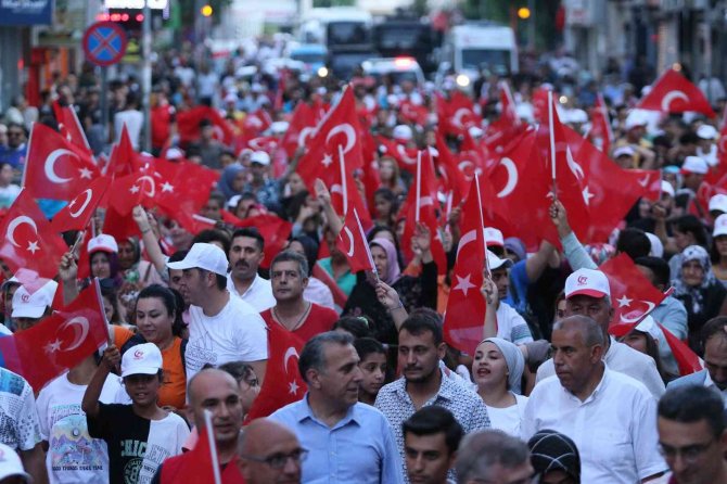 Mersinliler, 15 Temmuz’un Yıl Dönümünde Meydanlara Akın Etti