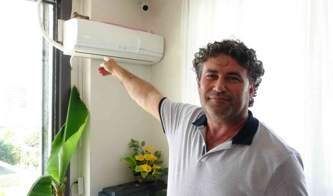 Kuş Yuva Yaptı, Bu Sıcakta Klimadan Vazgeçti