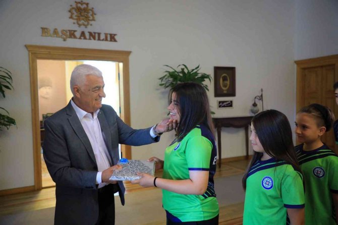 Masa Tenisi Sporcularından Başkan Gürün’e Ziyaret