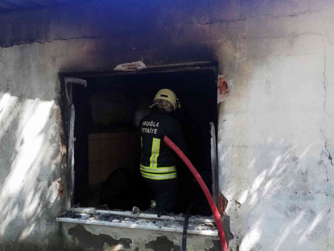 Dalaman’da Çöp Evde Yangın