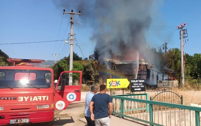 Antalya’da Yangında Bir Ev Kullanılamaz Hale Geldi