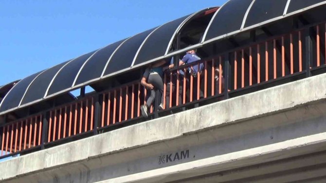 Düzce’de Üst Geçide Çıkan Genç Kız Ekiplere Zor Anlar Yaşattı