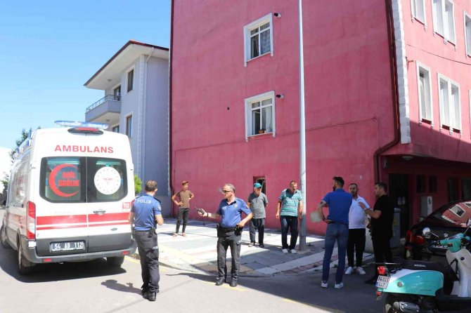 Parasının Çalındığını İddia Eden Patron Çalışanı Sokak Ortasında Darp Etti