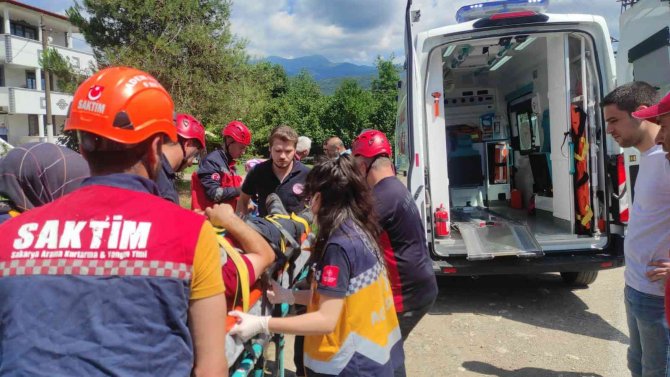 Sakarya’da Otomobil Şarampole Yuvarlandı: 6 Yaralı