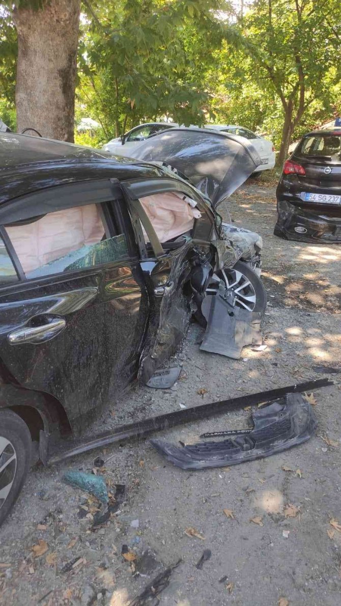 Sakarya’da Otomobil Panelvanla Kafa Kafaya Çarpıştı: 8 Yaralı