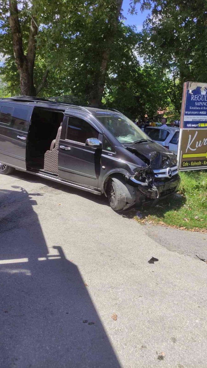 Sakarya’da Otomobil Panelvanla Kafa Kafaya Çarpıştı: 8 Yaralı