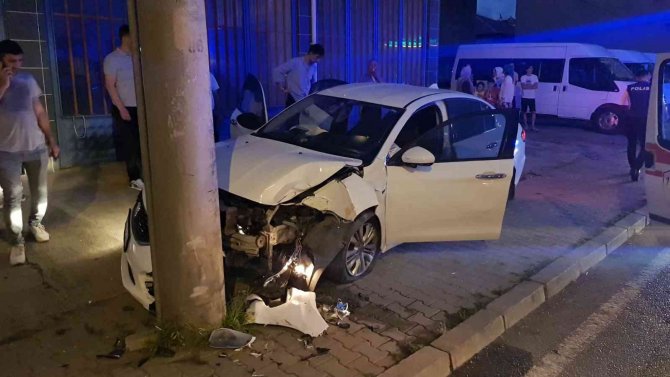 Hafif Ticari Araç Otomobile Çarptı: 1 Yaralı