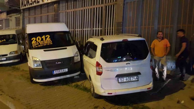 Hafif Ticari Araç Otomobile Çarptı: 1 Yaralı