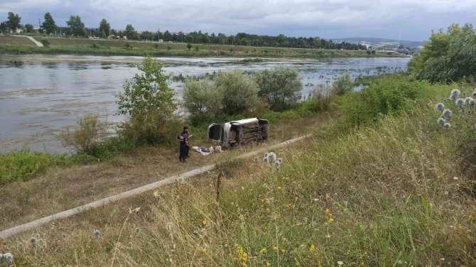 Otomobil Takla Attı: 3 Yaralı