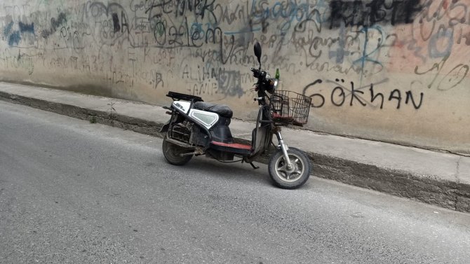 Elektrikli Bisiklet Sürücüsü Kaldırıma Çarptı: 1 Yaralı