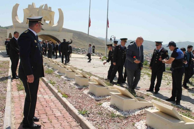 Şehitlik Ziyaret Edilerek Şehit Mezarlarına Karanfil Bırakıldı