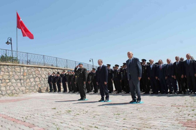 Şehitlik Ziyaret Edilerek Şehit Mezarlarına Karanfil Bırakıldı