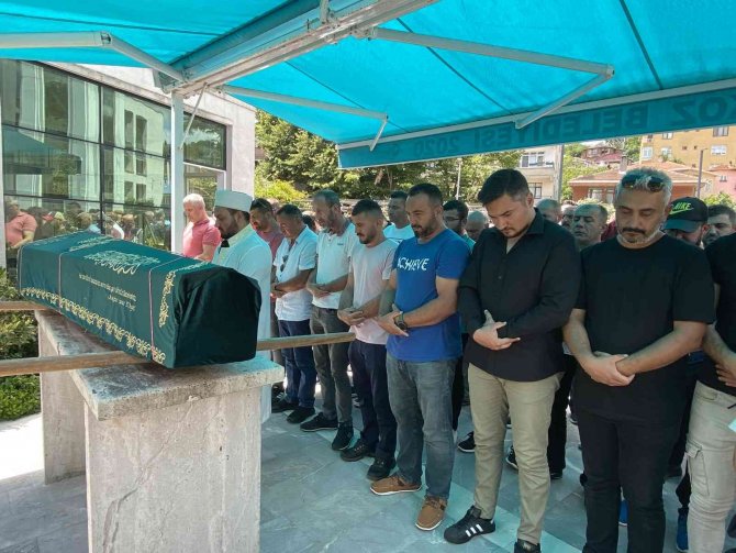 Çanakkale’de Öldürülen Ünlü Eğitimcinin Şoförü Şerif Eker Beykoz’da Son Yolculuğuna Uğurlandı