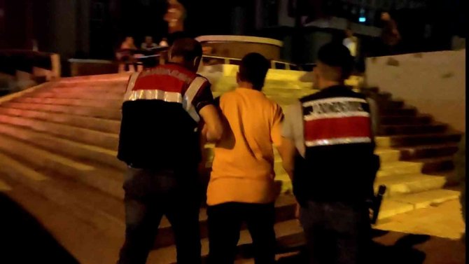 Kendisini Polis Olarak Tanıtıp, Silah Ticareti Yapan Şüpheli Yakalandı