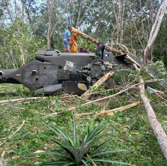 Tayland’da Askeri Helikopter Ormanlık Alana Düştü