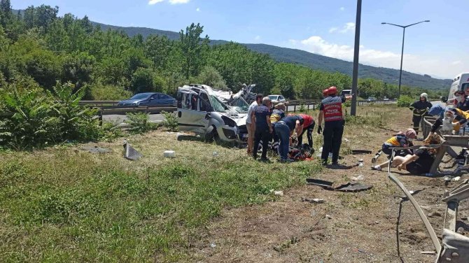 Otoyolda 3 Aracın Karıştığı Kazada 5 Kişi Yaralı