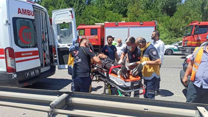 Otoyolda 3 Aracın Karıştığı Kazada 5 Kişi Yaralı