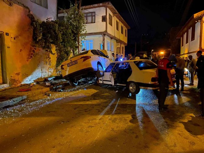 Tokat’ta İki Otomobil Çarpıştı: 4 Yaralı