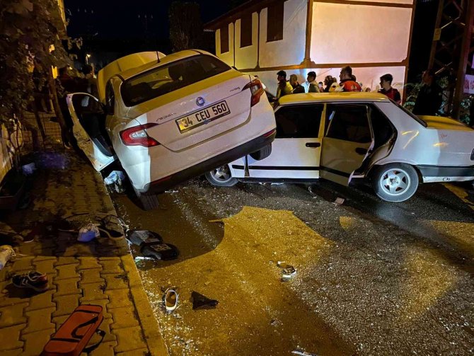 Tokat’ta İki Otomobil Çarpıştı: 4 Yaralı