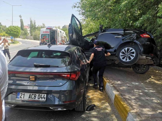 Otomobiller Çarpıştı: 2 Yaralı