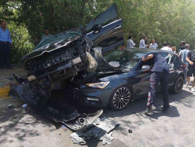 Otomobiller Çarpıştı: 2 Yaralı