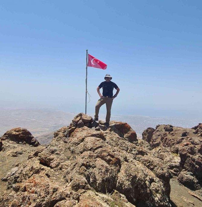 Türk Bayrağı Erek Dağı’nın 3 Bin 200 Rakımlı Bölgesinde Dalgalanıyor