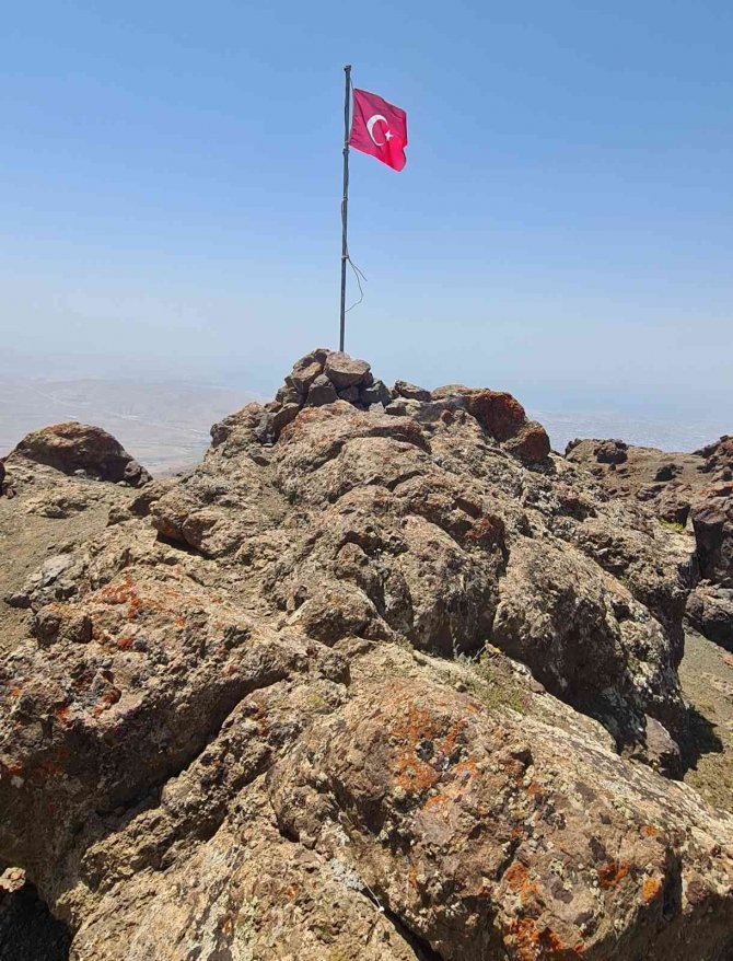 Türk Bayrağı Erek Dağı’nın 3 Bin 200 Rakımlı Bölgesinde Dalgalanıyor