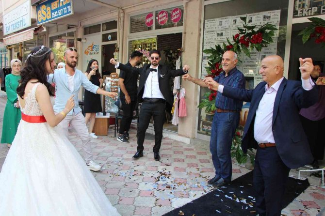 Emlakçıdan Davullu-zurnalı Gelin Çıktı