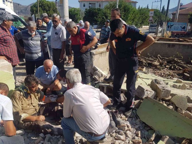 Yıkmak İstedikleri Duvarın Altında Kalan İki Kişi Yaralandı