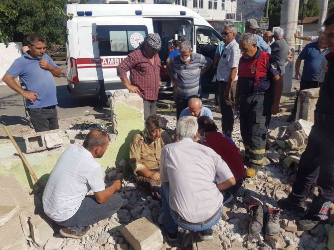 Yıkmak İstedikleri Duvarın Altında Kalan İki Kişi Yaralandı