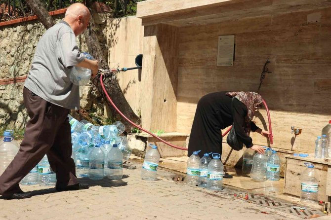 Bu Su İçin Kuyruğa Giriyorlar