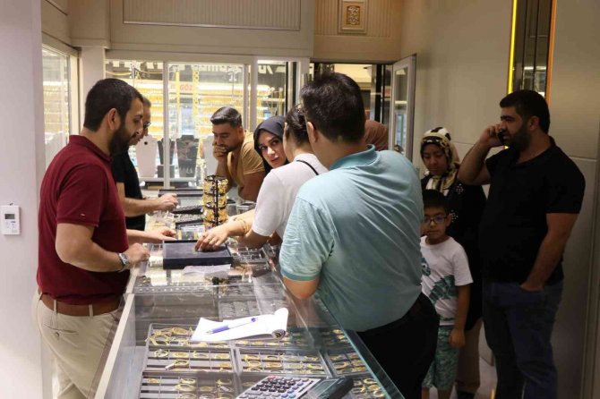 Döviz Piyasasındaki Hareketlilik Gurbetçiyi Altın Yatırımına Yöneltti