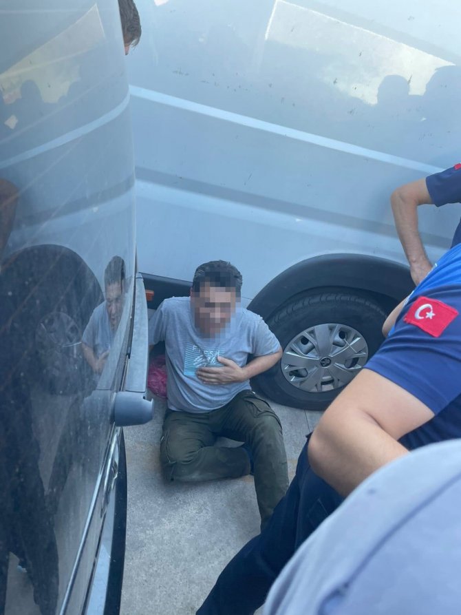 Cep Telefonuyla Kadınları Çektiği İddia Edilen Şahsa Meydan Dayağı
