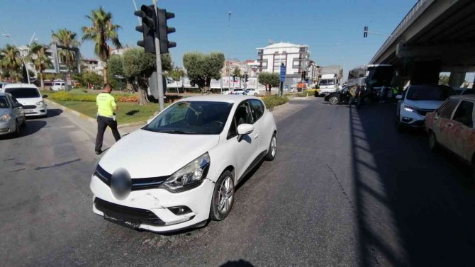 Kırmızı Işıkta Geçen Otomobil Motosiklete Çarptı: 1 Yaralı