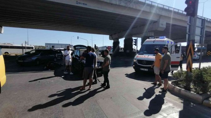 Kırmızı Işıkta Geçen Otomobil Motosiklete Çarptı: 1 Yaralı