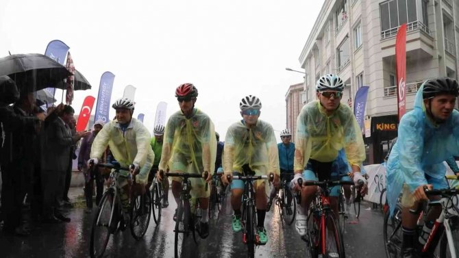 Doğuştan 2 Bacağı Olmayan, Sporcu Şehit Ömer Halisdemir Anısına Pedal Çevirdi