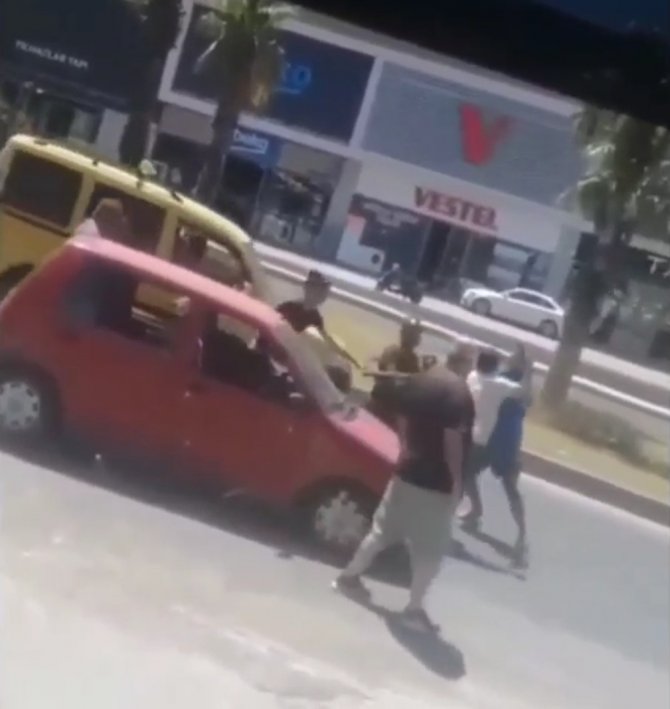 Güreşçi Tartıştığı Otomobil Sürücüsünü Böyle Nakavt Etti
