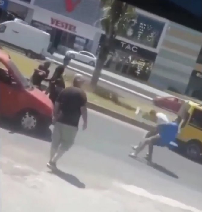 Güreşçi Tartıştığı Otomobil Sürücüsünü Böyle Nakavt Etti