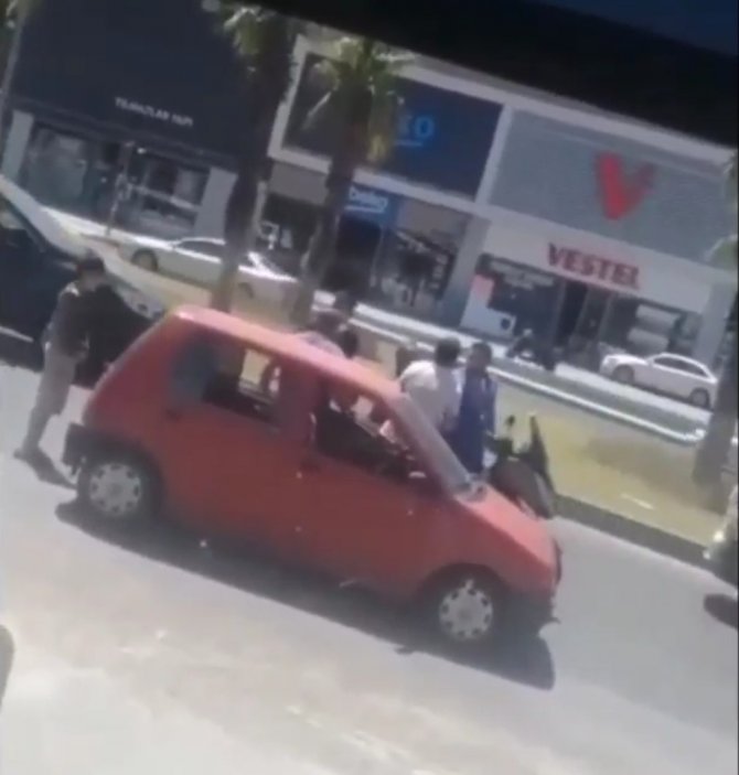 Güreşçi Tartıştığı Otomobil Sürücüsünü Böyle Nakavt Etti