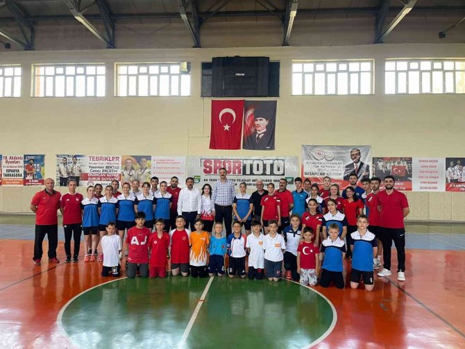 Bakan Yardımcısı Aksu, Altın Madalya Kazanan Badminton Sporcularını Tebrik Etti