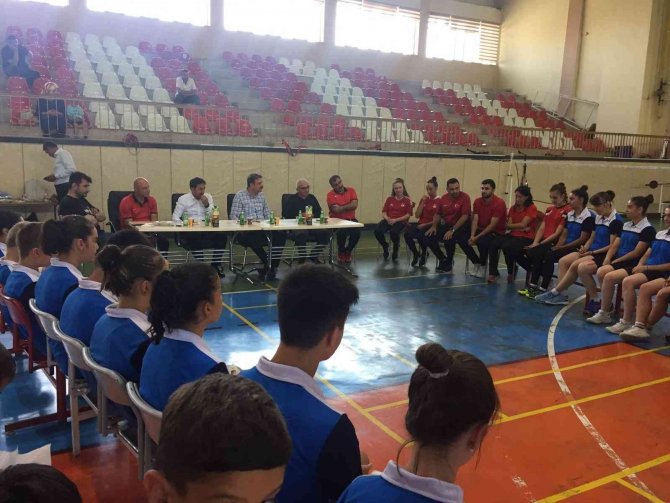 Bakan Yardımcısı Aksu, Altın Madalya Kazanan Badminton Sporcularını Tebrik Etti