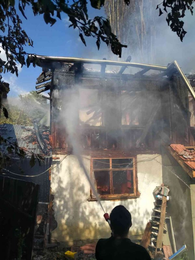 Mudurnu’da 2 Katlı Ahşap Ev Alev Alev Yandı
