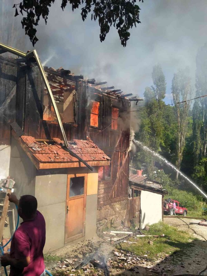 Mudurnu’da 2 Katlı Ahşap Ev Alev Alev Yandı