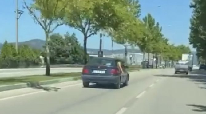 Canını Hiçe Sayan Çocuk, Otomobilin Camından Sarktı